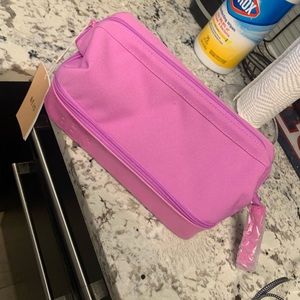 Beis Dopp kit in Berry